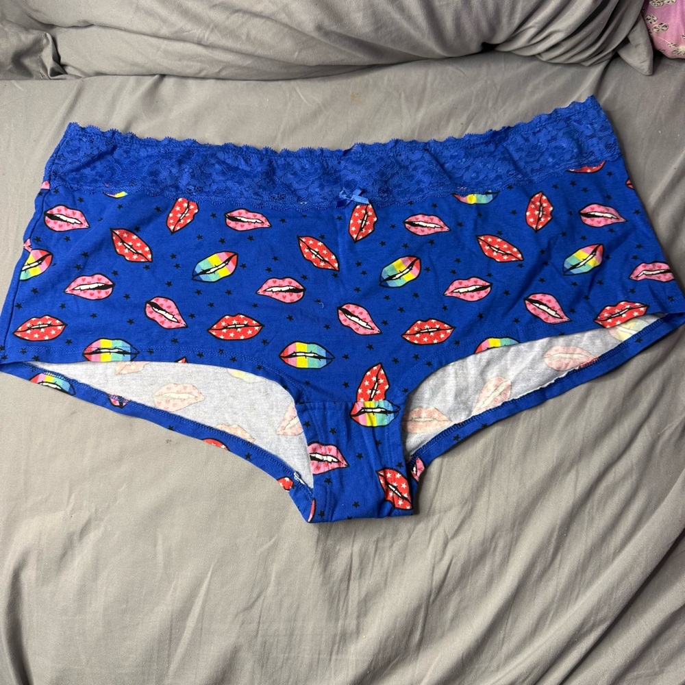 TORRID Disco Lips Boyshort Panties size 4